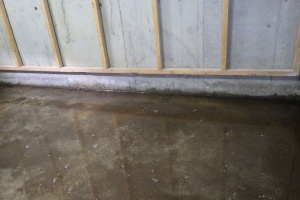 施工前の状態。床に水が溜まっています。