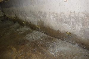 注入孔を削孔し、注入用高圧プラグを取付けます。