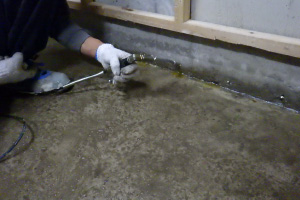 止水剤を高圧注入します。