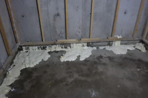 漏水箇所から止水材が出てきます。